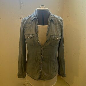 Maurice’s long sleeve denim lightweight shirt top tortoise buttons 2 pockets